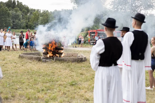 Γιορτή Του Αγίου Ιωάννη Στη Σλοβακία Καίγεται Μεγάλη Φωτιά — Φωτογραφία Αρχείου