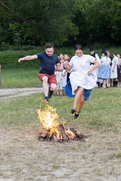 Szent János Ünnepe Szlovákiában Emberek Átugranak Tűzön Fesztiválon — Stock Fotó