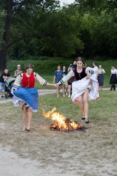 Праздник Святого Иоанна Словакии Люди Прыгают Через Огонь Фестивале — стоковое фото