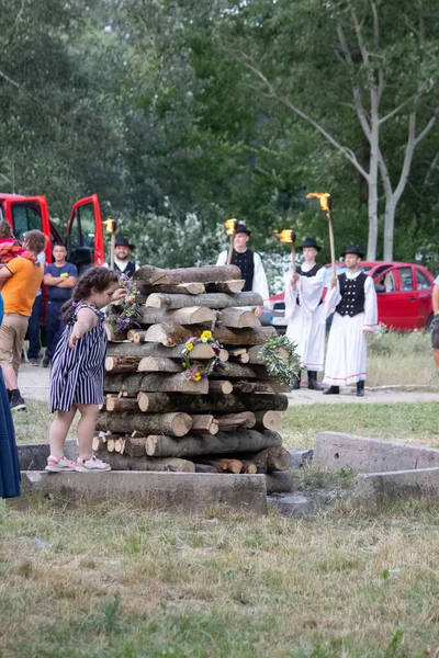 Праздник Святого Иоанна Словакии Люди Разжигают Большой Костер — стоковое фото