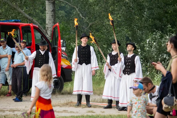 Праздник Святого Иоанна Словакии Люди Разжигают Большой Костер — стоковое фото