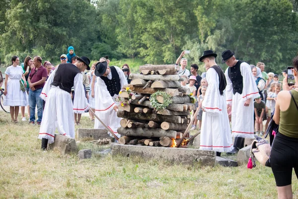 Γιορτή Του Αγίου Ιωάννη Στη Σλοβακία Άνθρωποι Ανάβουν Μια Μεγάλη — Φωτογραφία Αρχείου