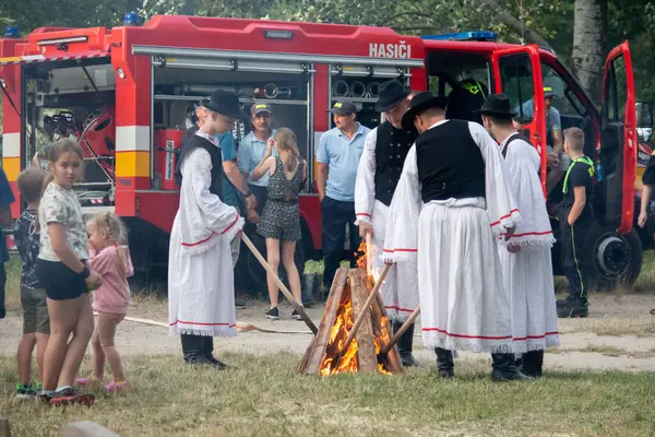 Slavnost Jana Slovensku Lidé Zapalují Velký Oheň — Stock fotografie