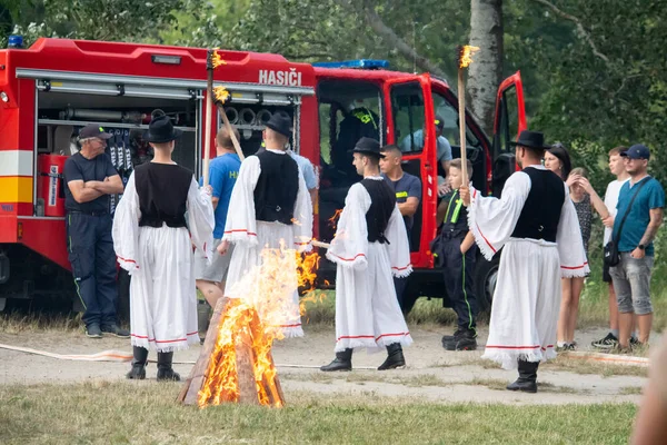 Slavnost Jana Slovensku Lidé Zapalují Velký Oheň — Stock fotografie