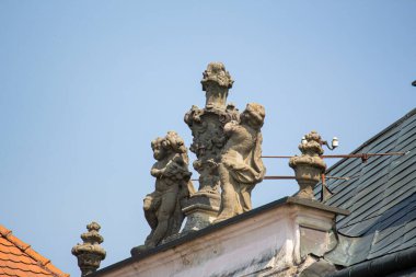 11.07.2023 Slovakya. Nitra. Nitra 'daki Özel Tasarım Sanat Okulu binasının ön cephesinde heykeller.