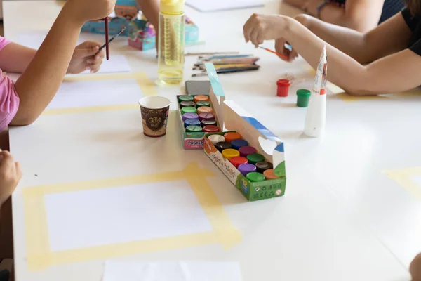 Dziecko Rysuje Obraz Farbami Kartce Papieru — Zdjęcie stockowe