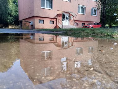 Yağmurdan sonra evin yakınındaki büyük su birikintisi