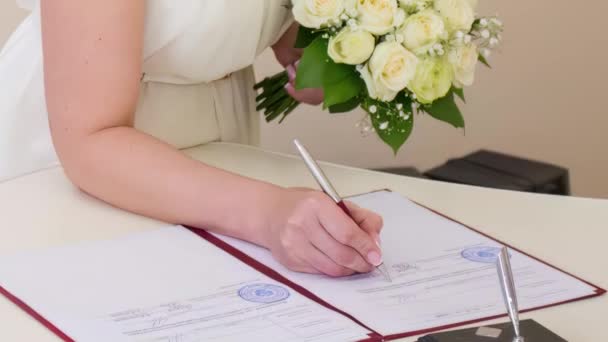 Les Jeunes Mariés Signent Des Documents Bureau Enregistrement — Video