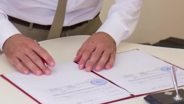 Gli Sposi Firmano Documenti Nell Ufficio Del Registro — Video Stock
