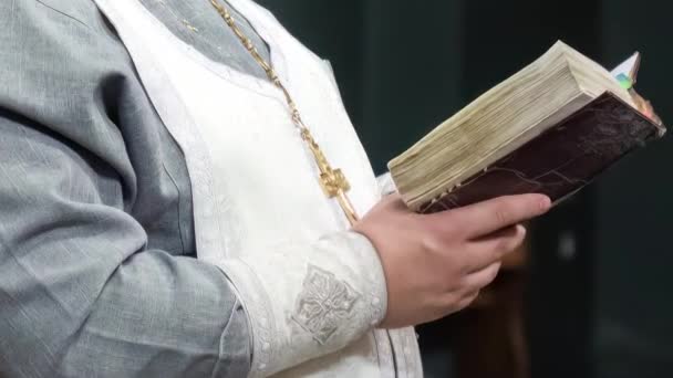 司祭は教会で祈りを読みます — ストック動画