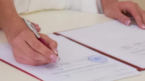 Nygifta Signerar Dokument Registerkontoret — Stockvideo