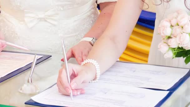 Nowożeńcy Podpisują Dokumenty Urzędzie Stanu Cywilnego — Wideo stockowe