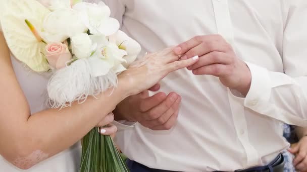 新婚夫妇在登记处交换戒指 — 图库视频影像