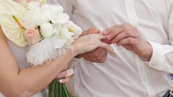 Nygifta Växlingsringar Vid Registratorskontoret — Stockvideo
