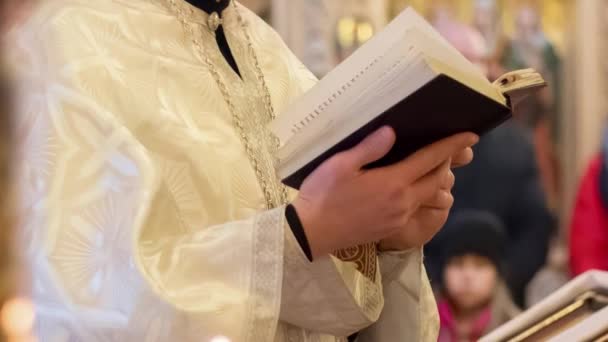 牧师在教堂里朗诵祷文 — 图库视频影像