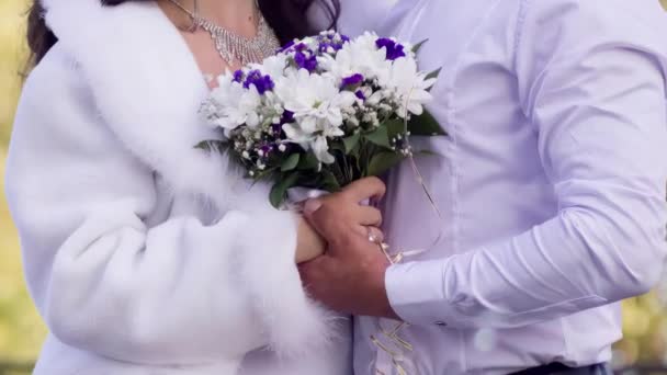 Gli Sposi Tengono Bouquet Sposa Nelle Loro Mani — Video Stock