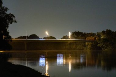 Birçok böcek Ephemeroptera ışığa doğru uçar.