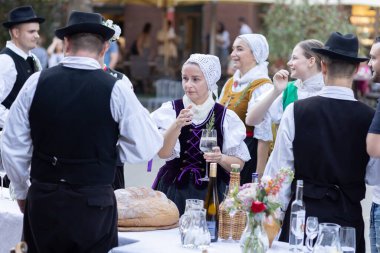 Slovakya 'nın Sala kentindeki bir folklor topluluğunun performansı.