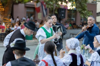 Slovakya 'nın Sala kentindeki bir folklor topluluğunun performansı.