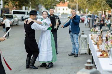 Slovakya 'nın Sala kentindeki bir folklor topluluğunun performansı.