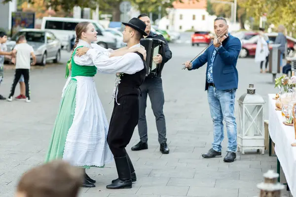 Slovakya 'nın Sala kentindeki bir folklor topluluğunun performansı.