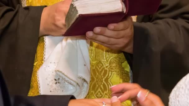 Der Priester Liest Ein Gebet Der Kirche — Stockvideo