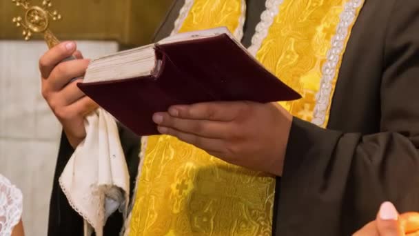 Священник Читает Молитву Церкви — стоковое видео