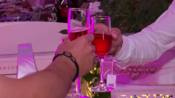 Glasögon Händerna När Bröllopet Firas — Stockvideo