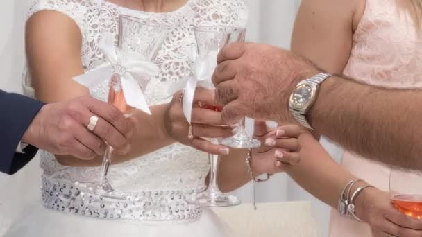 Okulary Rękach Podczas Uroczystości Ślubu — Wideo stockowe