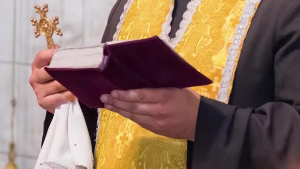 Der Priester Liest Ein Gebet Der Kirche — Stockvideo