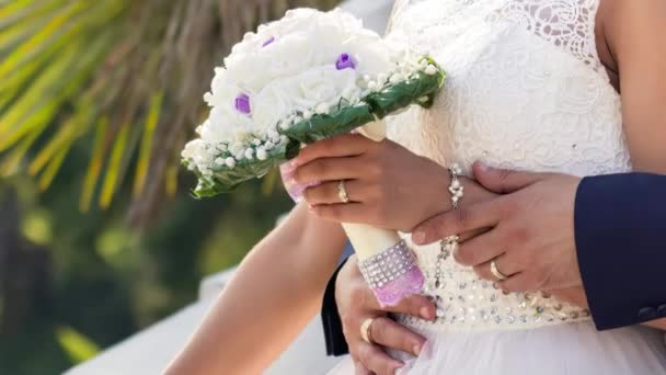 Gli Sposi Tengono Bouquet Sposa Nelle Loro Mani — Video Stock
