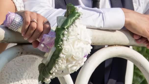 ニューリードは彼らの手で結婚式の花束を保持します — ストック動画