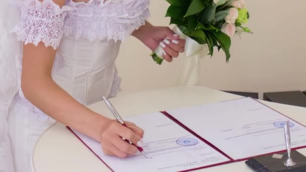Новобрачные Подписывают Документы Загсе — стоковое видео