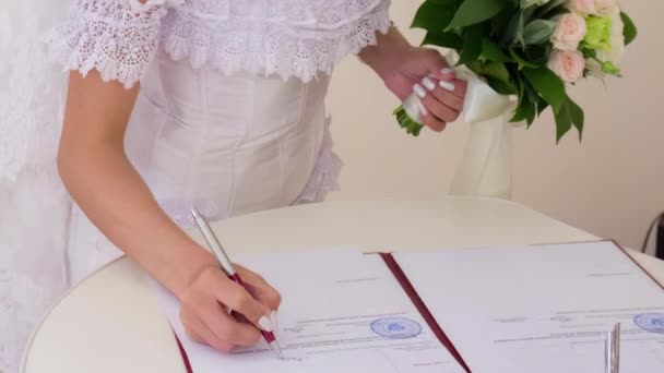 Recém Casados Assinam Documentos Cartório — Vídeo de Stock