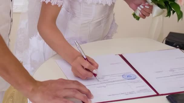 Новобрачные Подписывают Документы Загсе — стоковое видео
