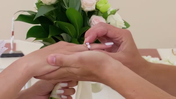Nygifta Växlingsringar Vid Registratorskontoret — Stockvideo
