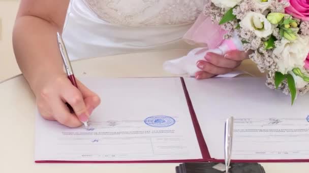 Novomanželé Podepisují Dokumenty Matrice — Stock video