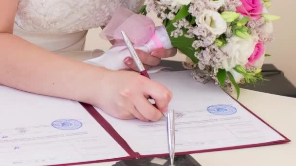 Novomanželé Podepisují Dokumenty Matrice — Stock video