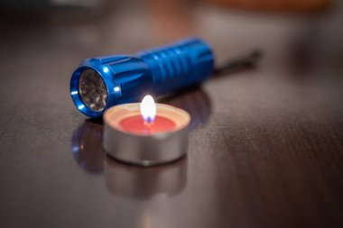 Yanan mum ve el feneri. Ukrayna 'daki savaştan dolayı karartma