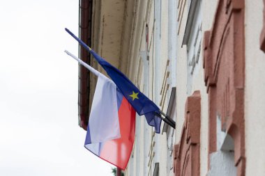 Kentte Avrupa Birliği ve Slovakya bayrağı