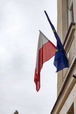 Polonya bayrağı ve Avrupa Birliği kentte