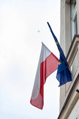 Polonya bayrağı ve Avrupa Birliği kentte