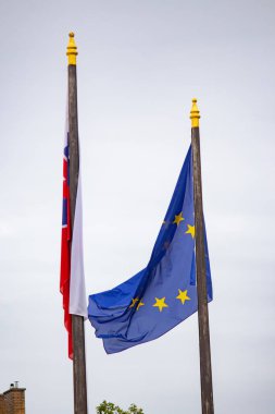 Kentte Avrupa Birliği ve Slovakya bayrağı