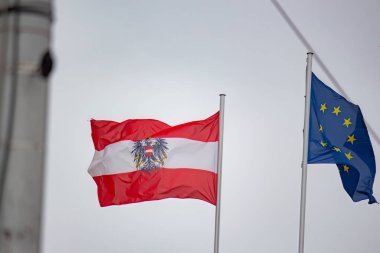 Avusturya ve Avrupa Birliği bayrağı kente yakın