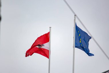 Avusturya ve Avrupa Birliği bayrağı kente yakın