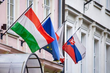 Kentte Avrupa devletlerinin bayrakları