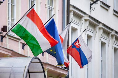 Kentte Avrupa devletlerinin bayrakları