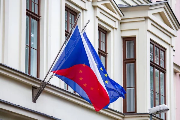 チェコ共和国の国旗と市内の欧州連合 — ストック写真