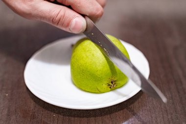 Yakından bir bıçakla armudu dilimlemek.