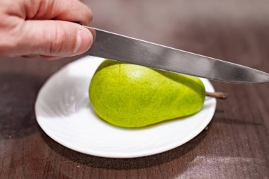 Yakından bir bıçakla armudu dilimlemek.